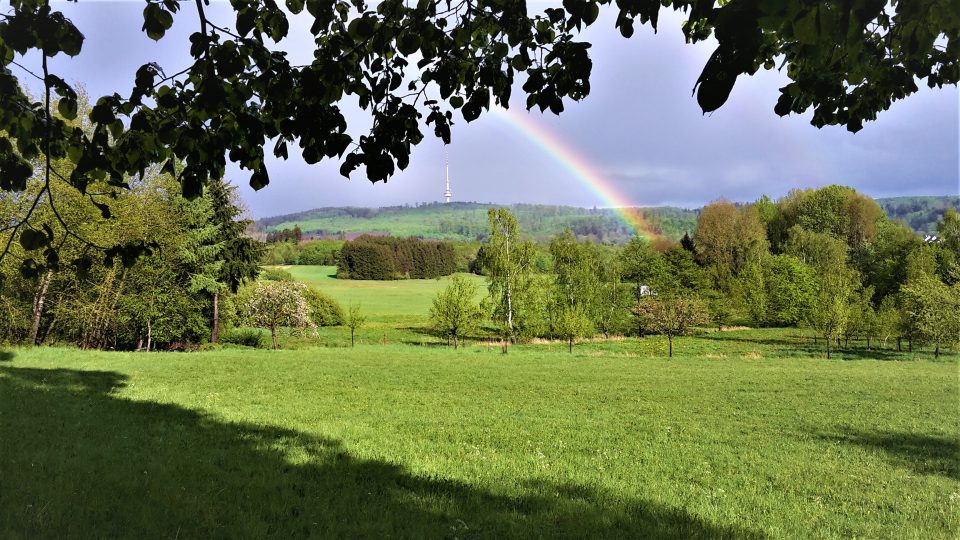Kalender-Foto Mai - Schöne Hoffnung Regenbogen über der Angelburg (Foto von Jörg Hermann)