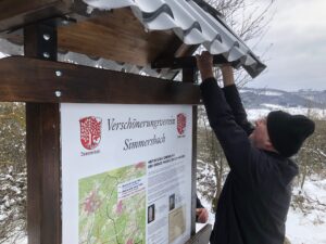 Selbst ist der Ortsvorsteher: Thomas Diekmann montierte die Tafel, die die historische Grenze „Nassau gegen Hessen“ erklärt. Das Projekt Rundweg begeistert viele Simmersbacher für Geschichte.