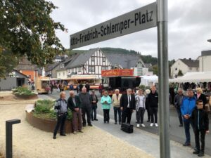 Der Otto-Friedrich-Schlemper-Platz ist seiner Bestimmung übergeben. „Ich wünsche uns dieses tätige „Miteinander Füreinander“ nicht nur heute, sondern auch in der Zukunft“, zitierte Bürgermeister Götz Konrad ein Wort von Otto Schlemper. Er enthüllte mit Walter Jank das Schild und wünschte, dass dieser Platz Menschen zusammenbringt und sie auf gute Ideen bringt.