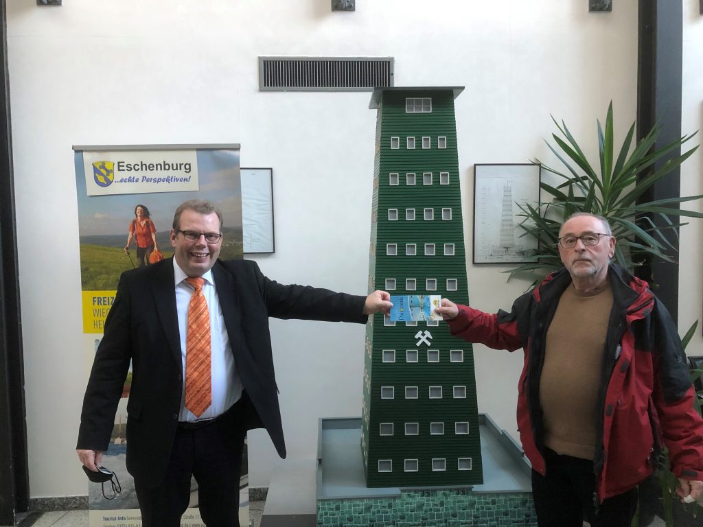 Erfahrungsaustausch bleibt wichtig (von links): Zum zehnjährigen Bestehen der Burn-Out-Selbsthilfegruppe gratulierte Bürgermeister Götz Konrad dem „Kümmerer“ Dieter Meuser und überreichte einen Schwimmbad-Gutschein für die Runde.