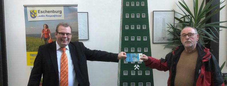 Erfahrungsaustausch bleibt wichtig (von links): Zum zehnjährigen Bestehen der Burn-Out-Selbsthilfegruppe gratulierte Bürgermeister Götz Konrad dem „Kümmerer“ Dieter Meuser und überreichte einen Schwimmbad-Gutschein für die Runde.