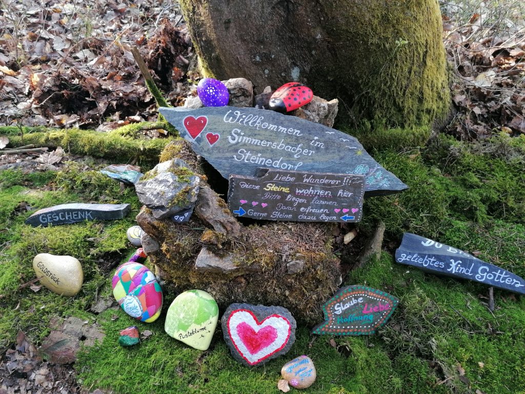 Blickfang und Besinnung: Am Wegesrand oberhalb der „Philippsbuche“ ensteht ein Steinedorf, wo jedermann selbst gestaltete Steine dazu legen darf.