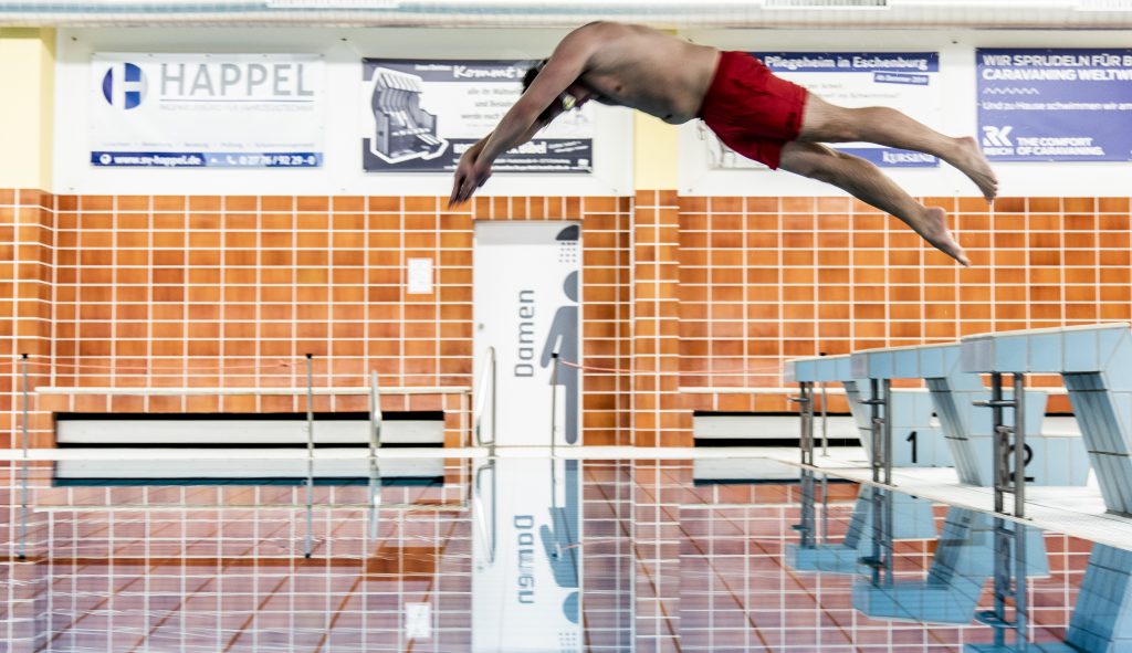 Freizeitbad Sprung vom Startblock