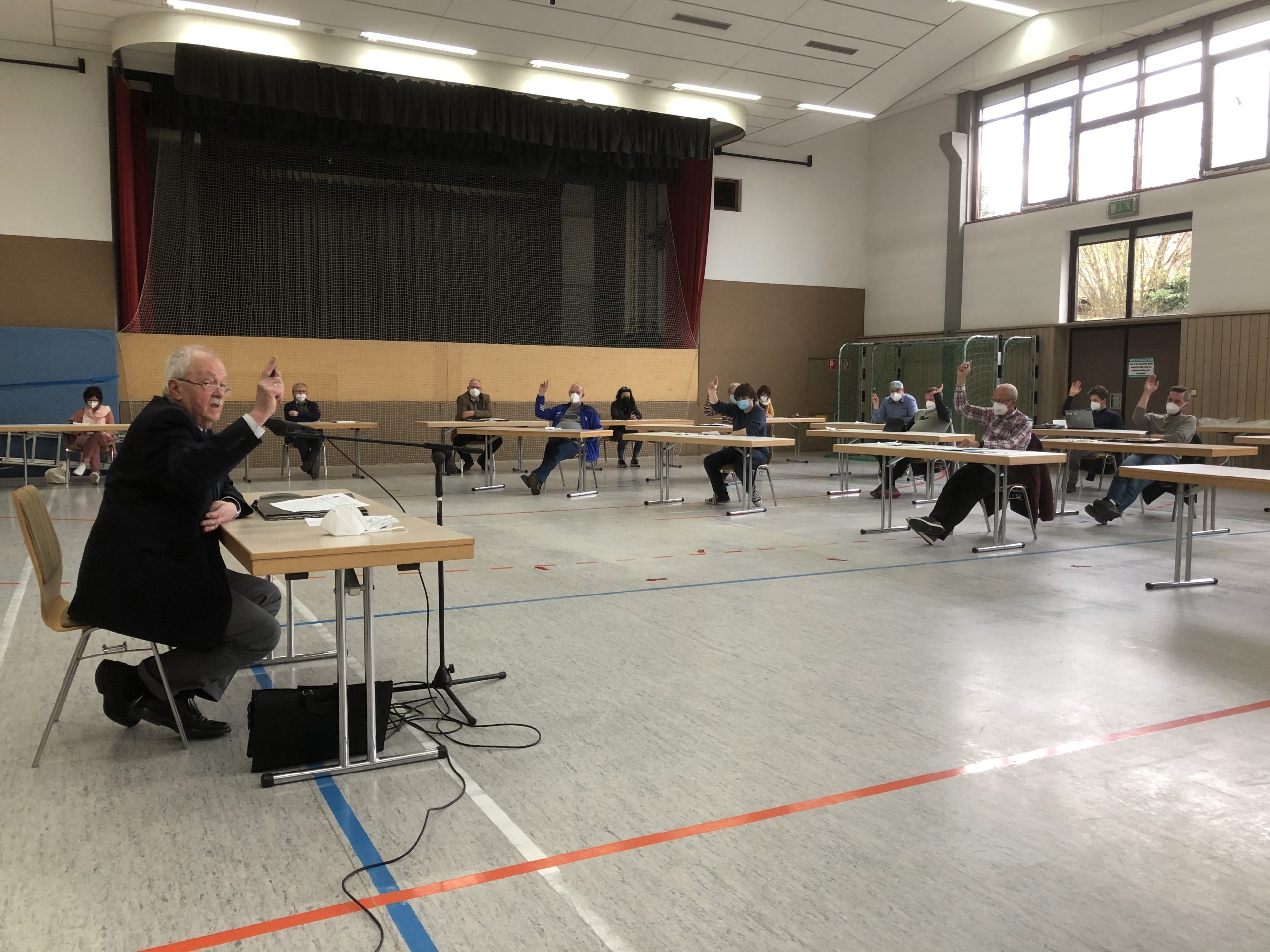 Erste Sitzung der neuen Gemeindevertretung: Einzig Hans-Otto Hermann (links) durfte am Mikrofon die Maske abnehmen, nachdem er zum Vorsitzenden gewählt worden war und an seinem Platz genügend Abstand zum „Parlament“ hatte.