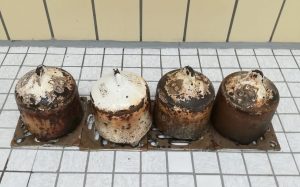 VORHER: Die Geruchsverschlüsse sind in die Jahre gekommen und sehen nicht mehr so glänzend aus.