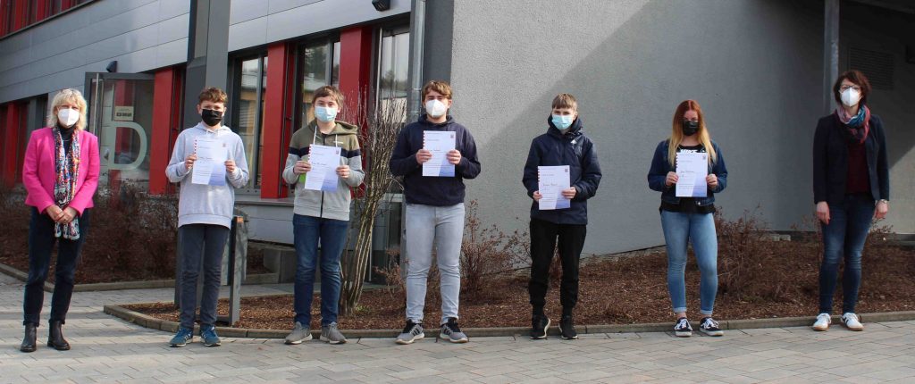 Siegerehrung (von links): Schulleiterin Andrea Rink. Lukas Sosna, Finn-Ole Christ, Jaspar Gabriel, Simon Rosin, Jana Holighaus und Kristin Grau.