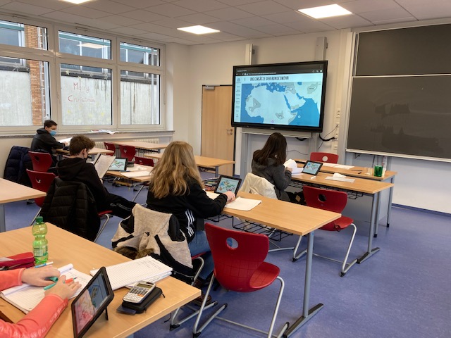 Digitaler Mathematikunterricht in der 10R3 im Klassenraum: Mit den schuleigenen iPads und dem ActivPanel können die Schülerinnen und Schüler weitgehend eigenständig arbeiten.