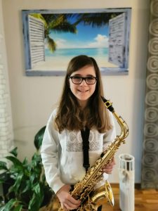 Emily Schneider spielt Saxofon mit Spaß auch in schwierigen Zeiten.
