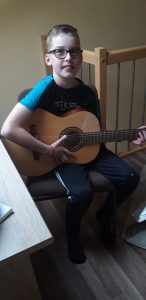 Max Treupel lernt klassische Gitarre und das funktioniert auch per Video .