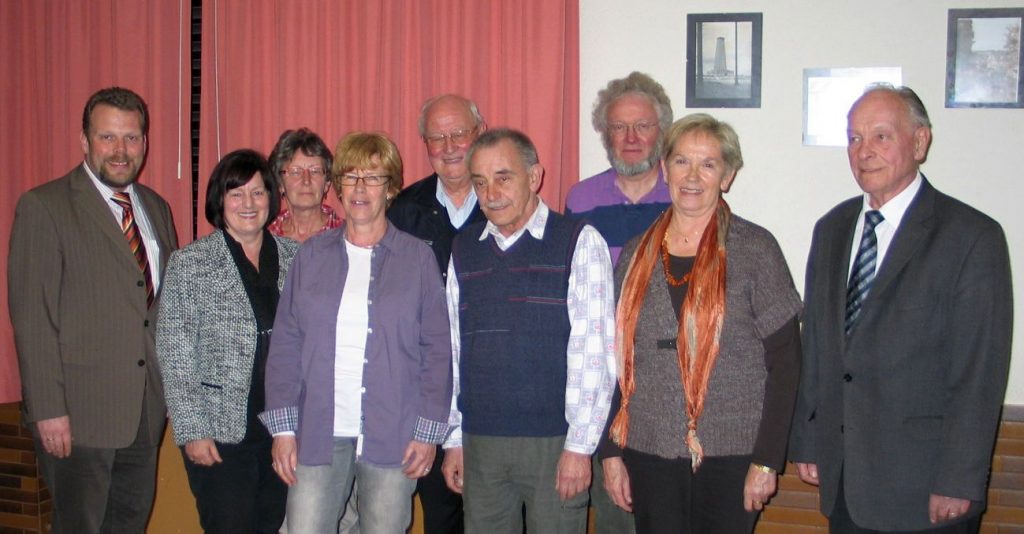 Macher in der Mitte (von links): Am 27. März 2012 stellen sich Vorsitzender Götz Konrad, Stellvertreterin Rosemarie Aktories, Irene Hermann, Karin Reeh, Ernst-Günter Brössel (verstorben), Albert Supp (verstorben), Wolfgang Schult, Christine Schinner und Ehrenvorsitzender Otto F. Schlemper nach der Wahl zum Vorstands-Foto.