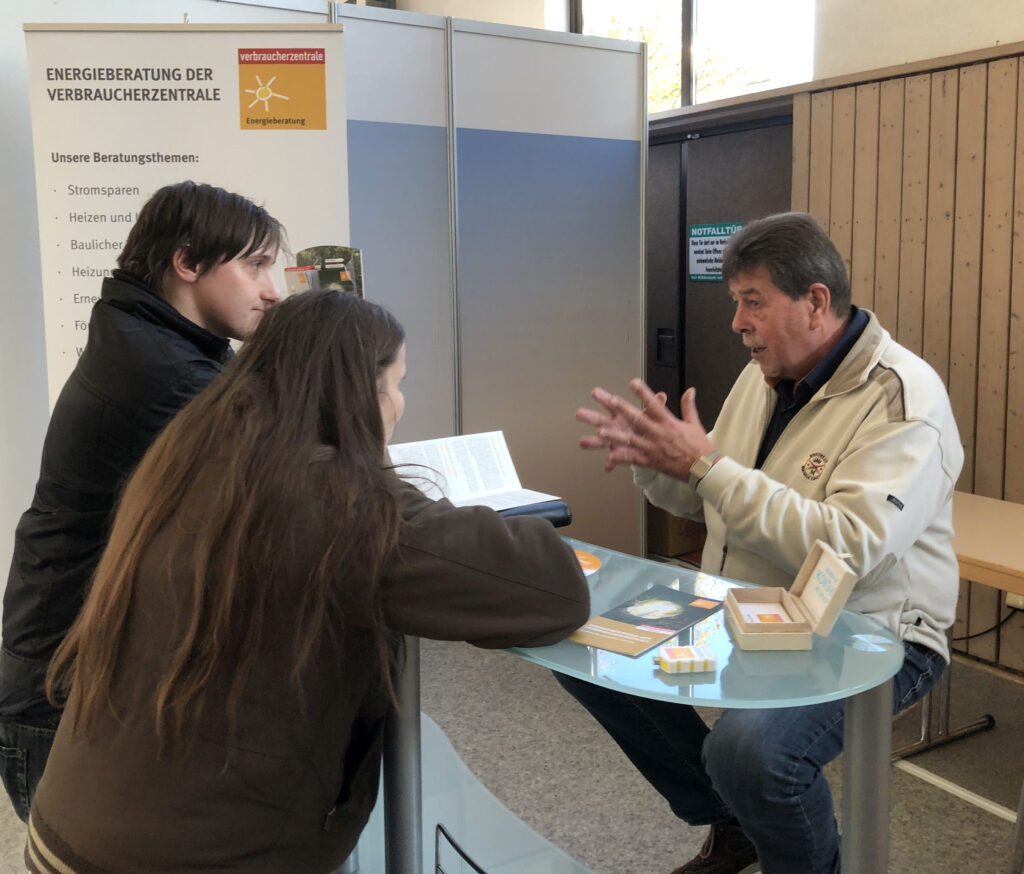 Beratung steht im Vordergrund der Energie-Messe in Eschenburg. Bernd Schütz hält für die Verbraucherzentrale Hessen sogar eine kostenlose "Energiesprechstunde" im Rathaus.